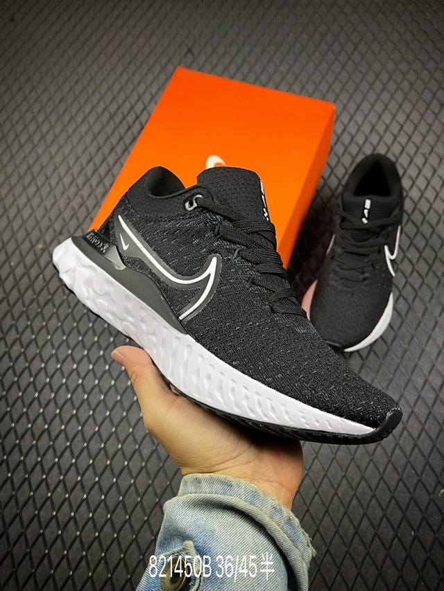 b nike Infnity React 3 Premium 轻量跑鞋 采用柔软且富有支撑力的缓震设计，不论你放慢脚步还是全速奔跑，皆能助你一往无前。饰有醒目趣