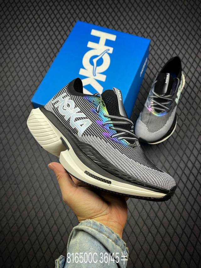 c hoka U Cielo X1 小红书推选！全新配色 这个品牌来自于新西兰的毛利语，Hoka表示大地，One One表示飞越，连起来就是飞越地平线，One