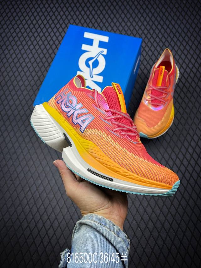 c hoka U Cielo X1 小红书推选！全新配色 这个品牌来自于新西兰的毛利语，Hoka表示大地，One One表示飞越，连起来就是飞越地平线，One