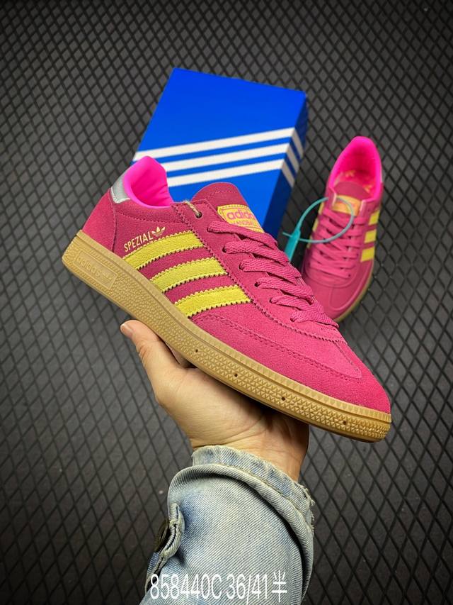 c ad Originals Handball Spzl 手球运动员系列百搭休闲运动板鞋 Ji 7 这款来自阿迪达斯的这款handball Spzl前身是一双手