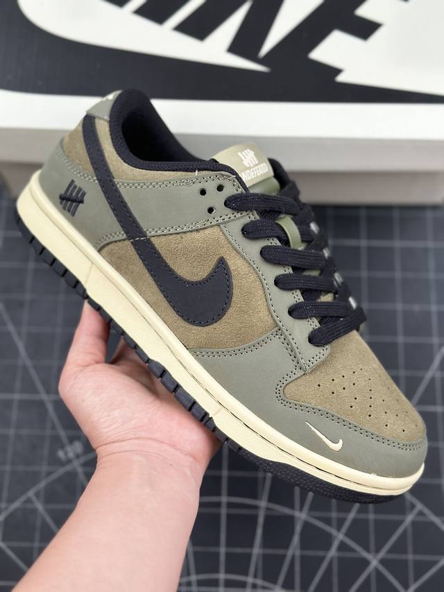 本地 核心私 undefeated X Nike Dunk Sb Low Und X 耐克 Sb 低帮 联名军绿 周年高端定制 低帮休闲运动板鞋 鞋身以军绿色麂