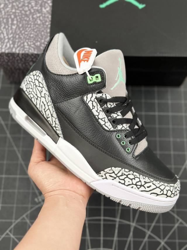 本地 核心私 air Jordan 3 Retro Green Glow 黑蒂芙尼绿 Aj3 乔丹3代 乔丹篮球鞋系列 鞋身整体以荔枝纹皮革材质打造，配色方面以