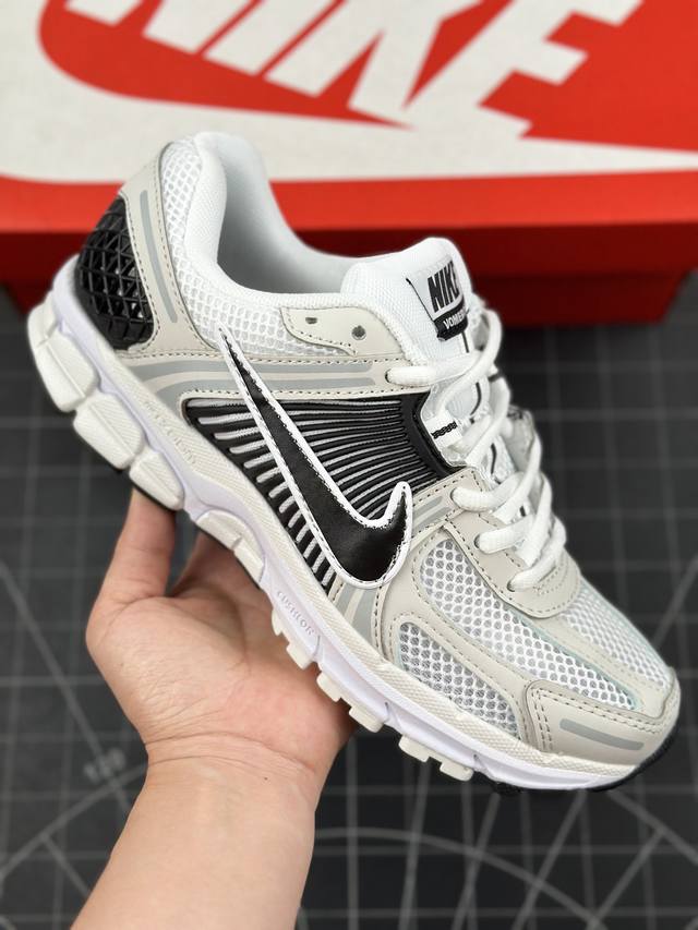 本地 核心私 耐克 Nike Zoom Vomero 5 复古单品 经典复古潮流运动鞋 融蕴繁复设计风范和丰富层次感 缔造运动鞋佳选 助你轻松型出范 开辟独属于