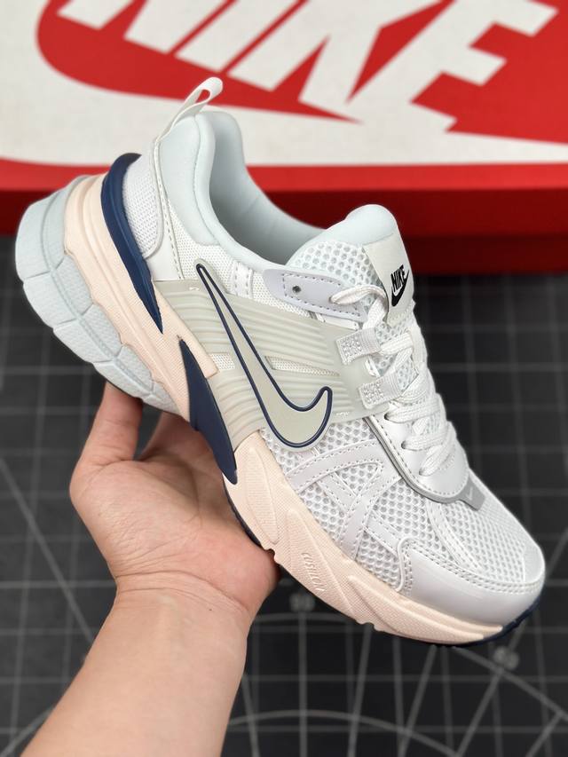 本地 核心私 公司级w Nike V2K Run 复古单品 复古老爹鞋跑步鞋 鞋款被命名为 Runtekk 设计上借鉴了 2000 年的跑鞋风格 配色上以金属银