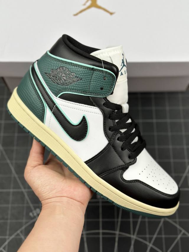 本地 核心私 air Jordan 1 Mid Light Smoke Grey 中帮白黑绿aj1 乔丹1代 乔丹篮球鞋系列 鞋款采用白色为主色调呈现，鞋身框架