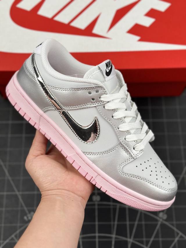 本地 核心私 nike Dunk Low 耐克 Sb 低帮 银粉 时尚百搭防滑耐磨轻便低邦板鞋 鞋款选用了白色和银色为主的色彩方案，在中底辅以粉色点缀，鞋身采用