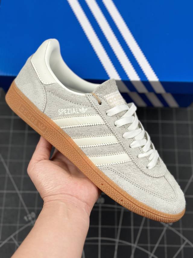 本地 核心私 公司级adidas Handball Spezial 阿迪达斯经典款 复古休闲板鞋 全鞋采用反毛皮制作 牛筋耐磨大底 承载青春情怀的板鞋 经典三条