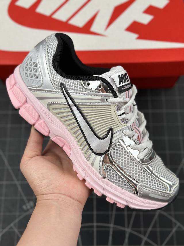 本地 核心私 耐克 W Nike Zoom Vomero 5 复古单品 经典复古潮流运动鞋 融蕴繁复设计风范和丰富层次感 缔造运动鞋佳选 助你轻松型出范 开辟独