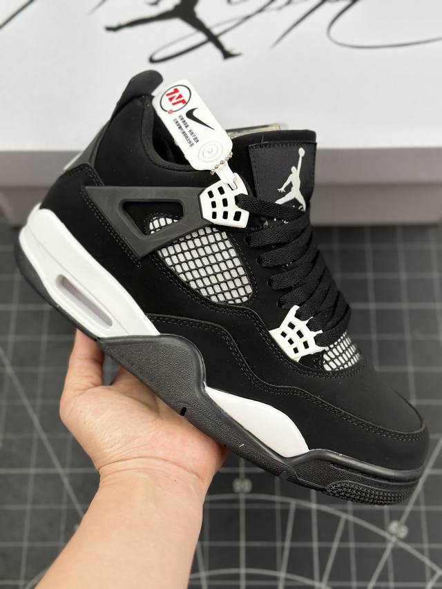 本地 核心私 air Jordan 4 Retro White Thunder 白雷公 Aj4 乔丹4代 黑白熊猫 乔丹篮球鞋系列 鞋身采用黑色麂皮作为主底色，