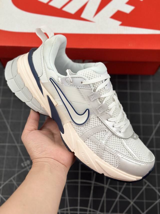 本地 核心私 公司级w Nike V2K Run 复古单品 复古老爹鞋跑步鞋 鞋款被命名为 Runtekk 设计上借鉴了 0 年的跑鞋风格 配色上以金属银为主调