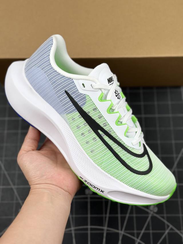 本地 核心私 公司级nk Zoom Fly 5 超级跑鞋耐克跑鞋 flyknit 材料 打造出众弹性 易于穿脱。采用react技术 轻盈耐穿泡绵打造,铸就出众回