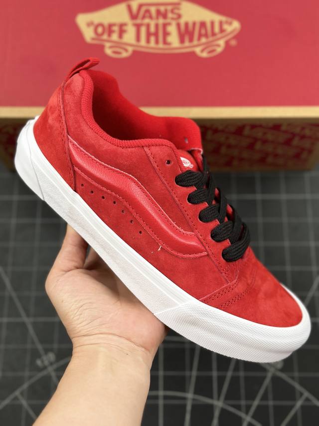 本地 核心私 vans Classics Knu Skool 范斯新款 红色麂皮面包鞋 vans超火的土豆鞋，复古经典，鞋头放大、包边上移加厚、鞋舌加厚。Van