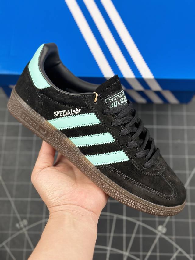 本地 核心私 阿迪达斯 Adidas Handball Spezial 三叶草学院风复古休闲德训鞋 橡胶底柔软皮革经典运动鞋板鞋 圆头、缝合拼接设计、正面绑带、