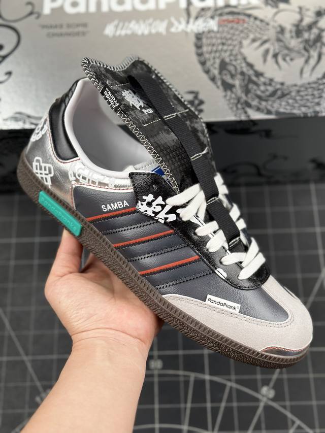 本地 核心私 阿迪达斯 Adidas Originals Samba Og 熊猫恶作剧 欢迎 复古低帮休闲板鞋 #配色整体围绕熊猫恶作剧主题设计，鞋身整体采用专