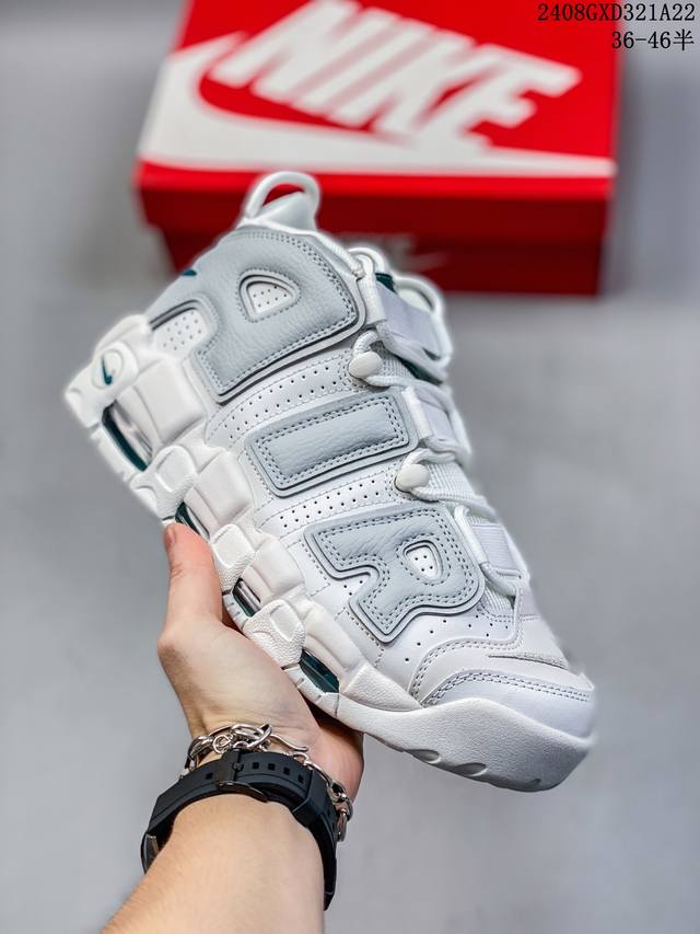 耐克 Nike Air More Uptempo ’96 Og 皮蓬大air 以流行于街头的涂鸦文化为设计灵感，整体的设计风格夸张而充满魅力，厚实而充满质感的皮