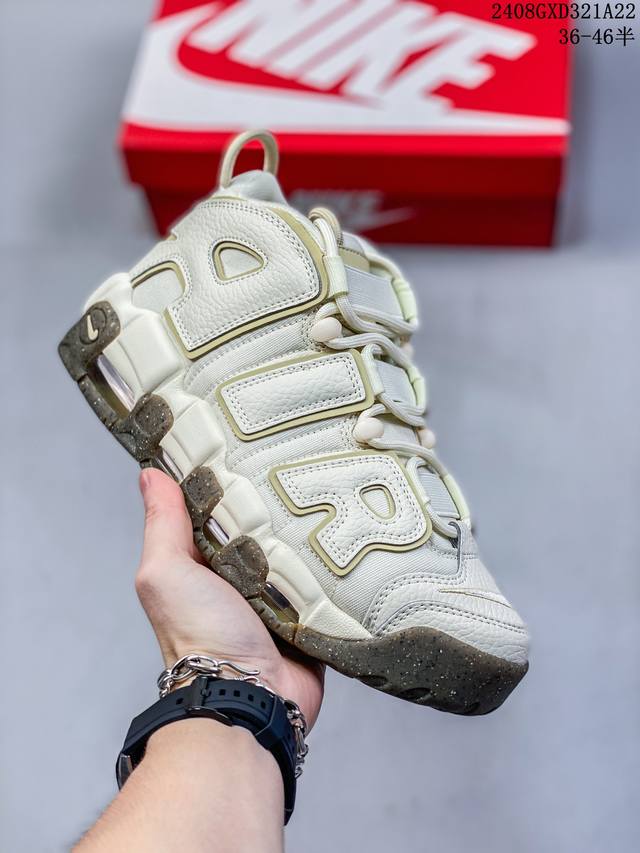 耐克 Nike Air More Uptempo ’96 Og 皮蓬大air 以流行于街头的涂鸦文化为设计灵感，整体的设计风格夸张而充满魅力，厚实而充满质感的皮