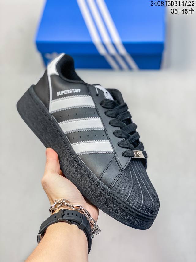 公司级adidas Originals Superstar Xlg T贝壳头系列低帮厚底松糕经典百搭休闲运动板鞋 以现代时尚元素焕新演绎的经典运动鞋当你试图定义