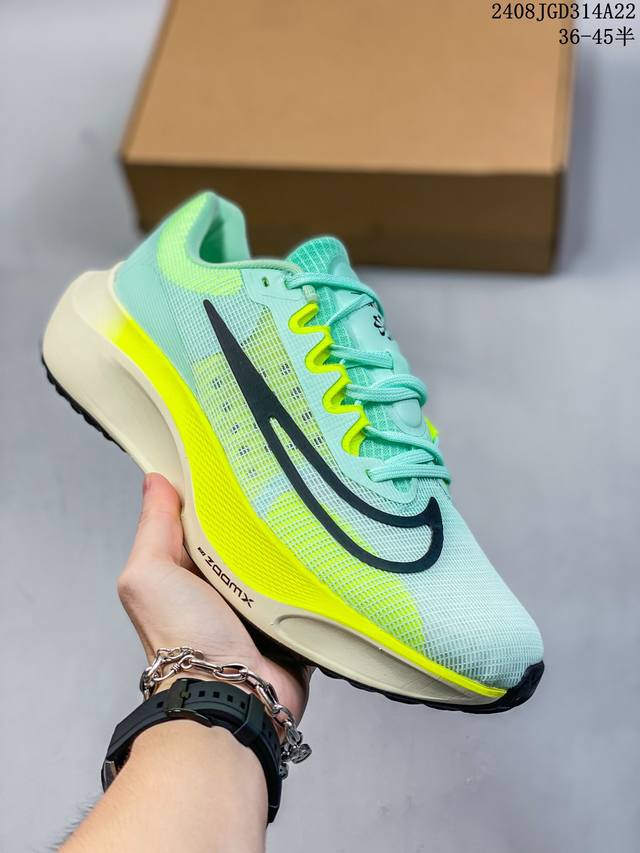 公司级nk Zoom Fly 5超轻休闲缓震碳板跑步鞋 外围搭載轻量级sr02泡棉载体.中底zoomx泡棉. 鞋面采用轻盈网眼设计.鞋垫与原厂一致采用zoomx