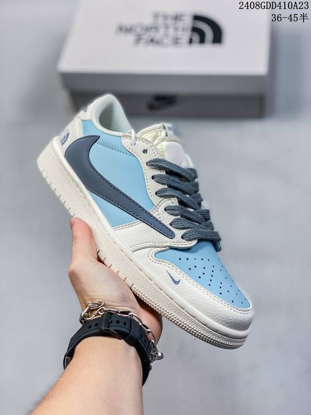 Fragment X Ts X Air Jordan 1 Low X 三方联名倒钩低帮 全新的三方联名低帮倒钩鞋面延续了黑脚趾设计 点缀上travis Scot