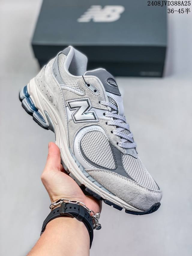 真标带半码 新百伦nb2002 #Nb 新版 #New Balance 2002系列ml2002R ，那个老朋友回来了，十年前的经典设计，现在再次复刻于2010