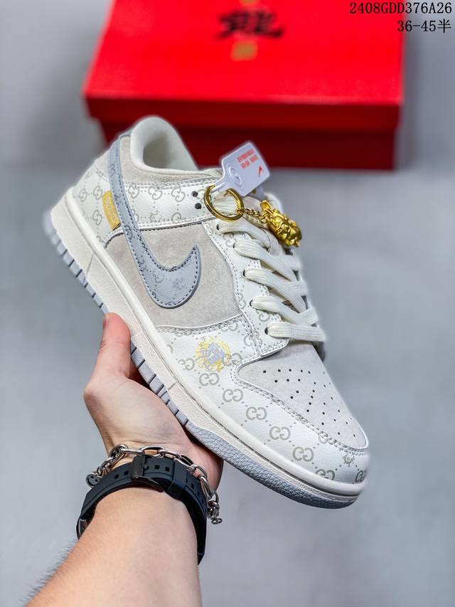 古驰联名-灰龙 海外官方同步发售，耐克nike Dunk Low 古驰gucci联名创作。中国龙为主题，融入意大利设独特的创意和革新，鞋面采用小牛皮印压gucc