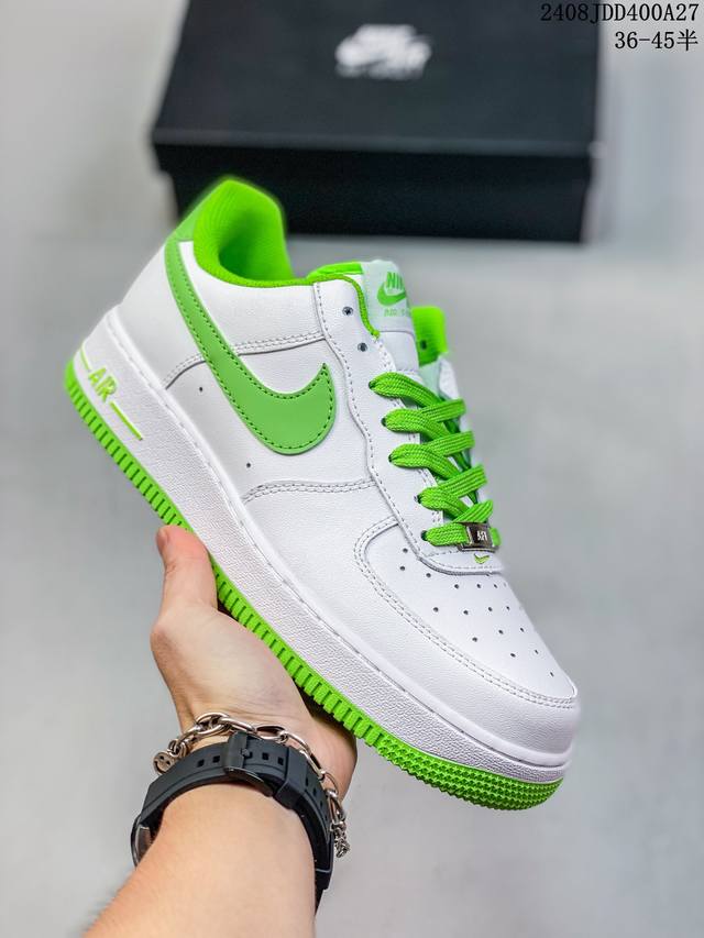 耐克 Nike Air Force 1 ’07 空军一号中帮百搭休闲运动板鞋。柔软、弹性十足的缓震性能和出色的中底设计，横跨复古与现代的外型结合，造就出风靡全球