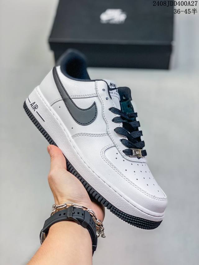 耐克 Nike Air Force 1 ’07 空军一号中帮百搭休闲运动板鞋。柔软、弹性十足的缓震性能和出色的中底设计，横跨复古与现代的外型结合，造就出风靡全球