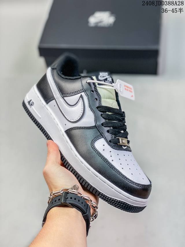 耐克 Nike Air Force 1 ’07 空军一号中帮百搭休闲运动板鞋。柔软、弹性十足的缓震性能和出色的中底设计，横跨复古与现代的外型结合，造就出风靡全球