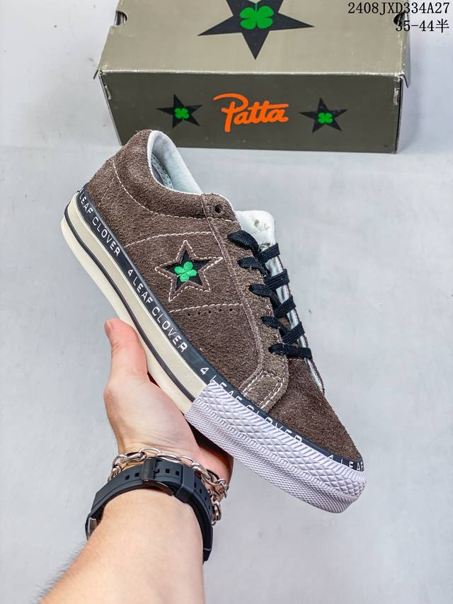 Patta X Converse One Star 四叶草 鞋面采用棕色翻毛皮覆盖搭配白色车线，形成强烈的视觉冲击效果。外侧的星星logo中间加入刺绣幸运草，彰