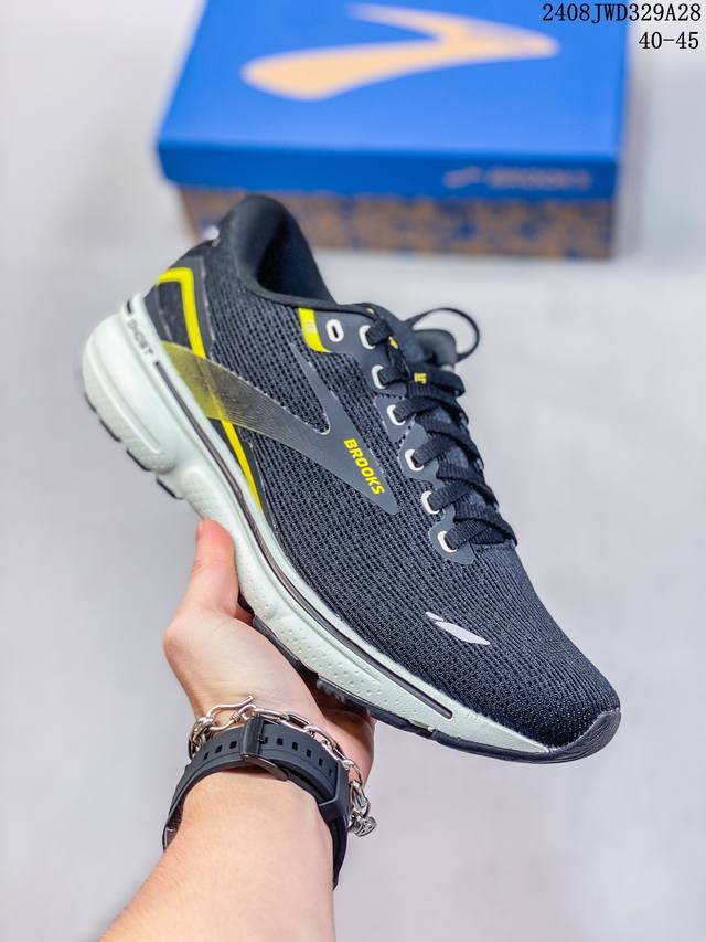 布鲁克斯 Brooks Ghost 15 跑步鞋 采用了green Rubber橡胶大底，搭配omega凹槽，为跑步者提供出色的抓地性能和耐用性。不同于传统的外