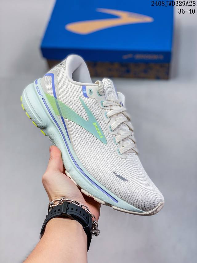 布鲁克斯 Brooks Ghost 15 跑步鞋 采用了green Rubber橡胶大底，搭配omega凹槽，为跑步者提供出色的抓地性能和耐用性。不同于传统的外