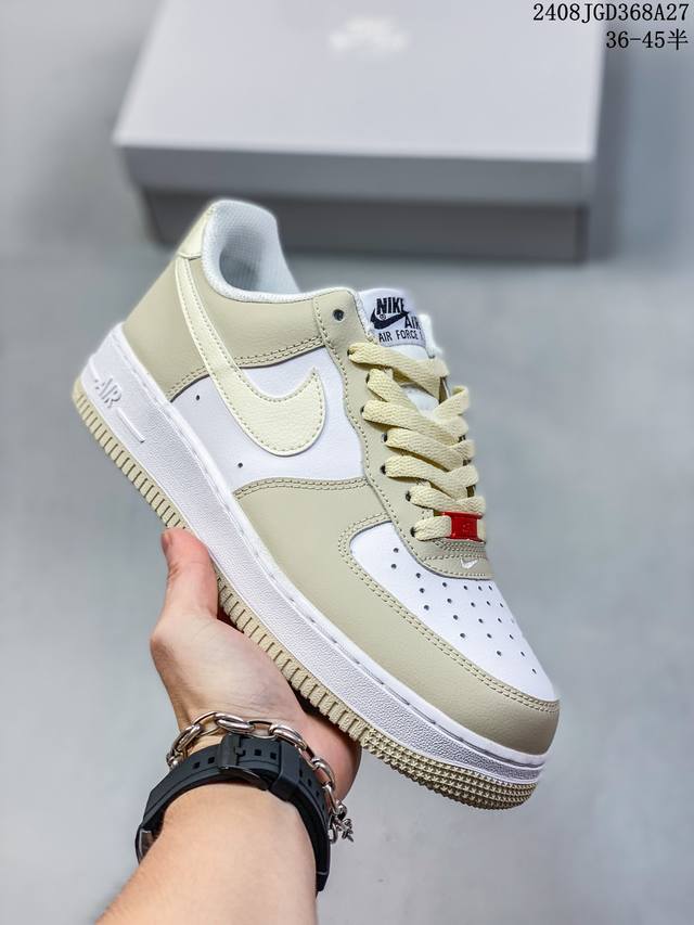 耐克 Nike Air Force 1 ’07 空军一号低帮百搭休闲运动板鞋。柔软、弹性十足的缓震性能和出色的中底设计，横跨复古与现代的外型结合，造就出风靡全球