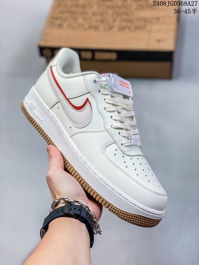 耐克 Nike Air Force 1 ’07 空军一号低帮百搭休闲运动板鞋。柔软、弹性十足的缓震性能和出色的中底设计，横跨复古与现代的外型结合，造就出风靡全球