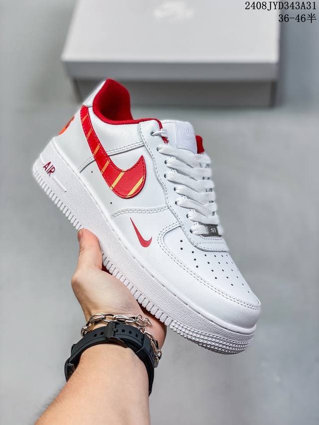 真标带半码 耐克 Nike Air Force 1 ’07 空军一号低帮百搭休闲运动板鞋。柔软、弹性十足的缓震性能和出色的中底设计，横跨复古与现代的外型结合，造