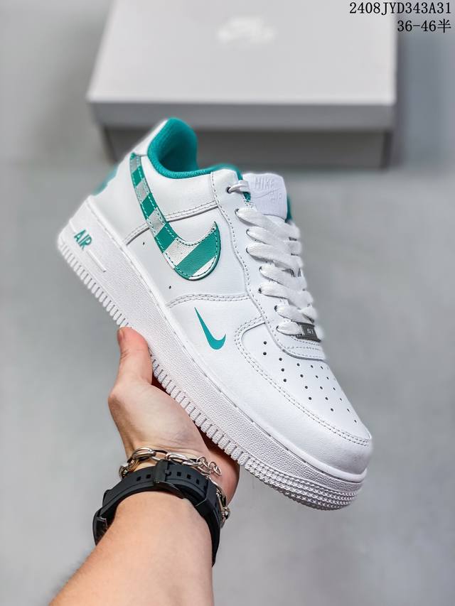 真标带半码 耐克 Nike Air Force 1 ’07 空军一号低帮百搭休闲运动板鞋。柔软、弹性十足的缓震性能和出色的中底设计，横跨复古与现代的外型结合，造