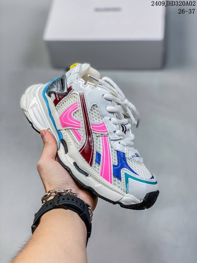 童鞋 新款balenciaga 巴黎世家-Runner 7.0 儿童运动跑步鞋。通过溢胶、做旧、缝线等细节，展示了设计师 Demna 的运动鞋风格，用一双 旧鞋