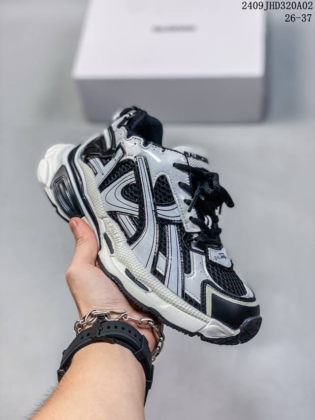 童鞋 新款balenciaga 巴黎世家-Runner 7.0 儿童运动跑步鞋。通过溢胶、做旧、缝线等细节，展示了设计师 Demna 的运动鞋风格，用一双 旧鞋