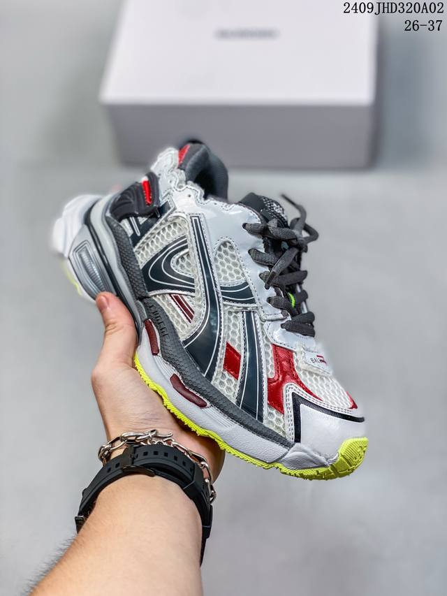 童鞋 新款balenciaga 巴黎世家-Runner 7.0 儿童运动跑步鞋。通过溢胶、做旧、缝线等细节，展示了设计师 Demna 的运动鞋风格，用一双 旧鞋