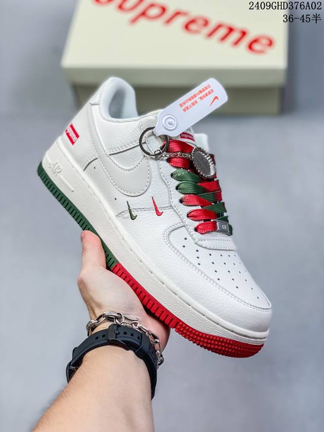 海外限量发售！公司级nike Air Force 1 '07 Low “Supreme联名--米白红绿”空军一号 低帮 运动鞋 休闲鞋 折边针车 工艺难度大 原