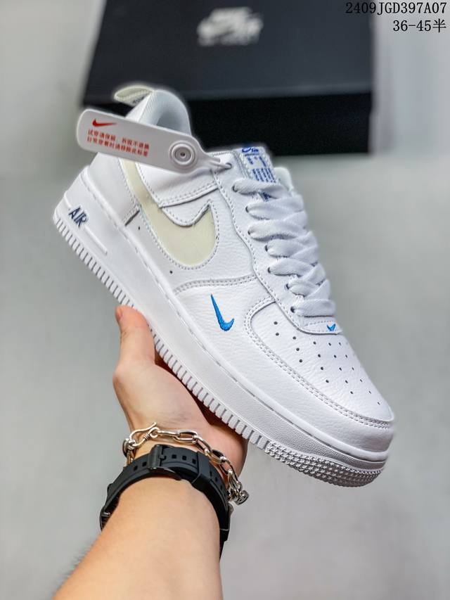 真标带半码 耐克 Nike Air Force 1 '07 Low 空军一号含气垫 低帮百搭厚底增高休闲运动板鞋。柔软、弹性十足的缓震性能和出色的中底设计，横跨