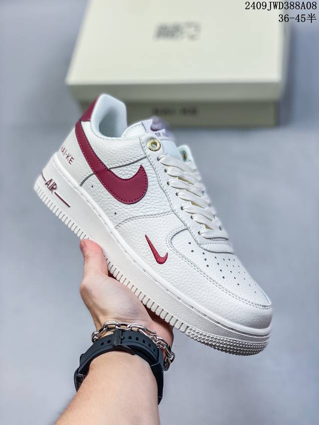 公司级带半码 耐克 Nike Air Force 1 '07 Low 空军一号含气垫 低帮百搭厚底增高休闲运动板鞋。柔软、弹性十足的缓震性能和出色的中底设计，横