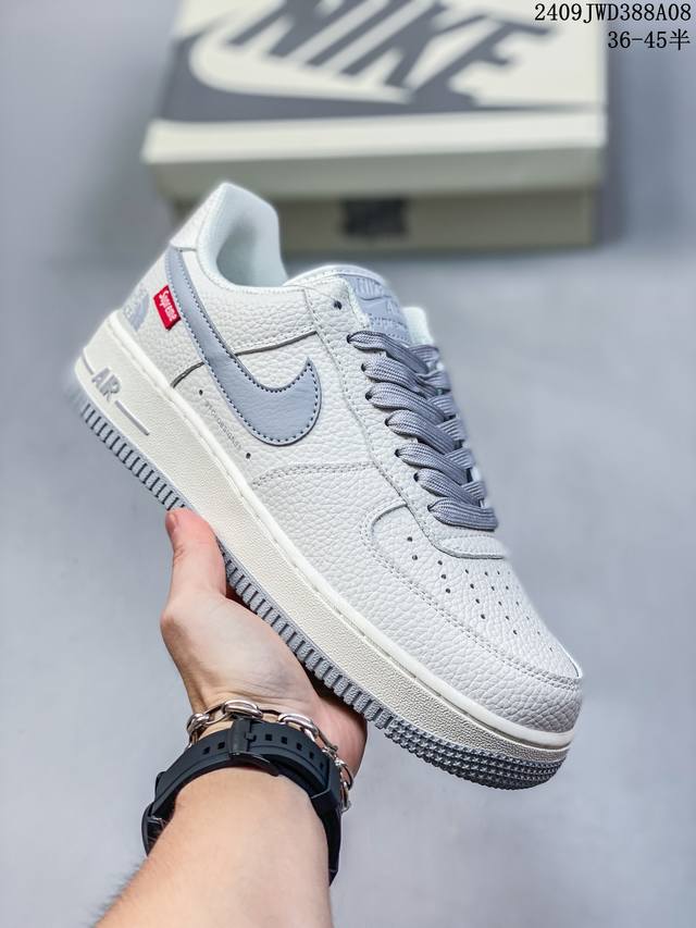 公司级带半码 耐克 Nike Air Force 1 '07 Low 空军一号含气垫 低帮百搭厚底增高休闲运动板鞋。柔软、弹性十足的缓震性能和出色的中底设计，横