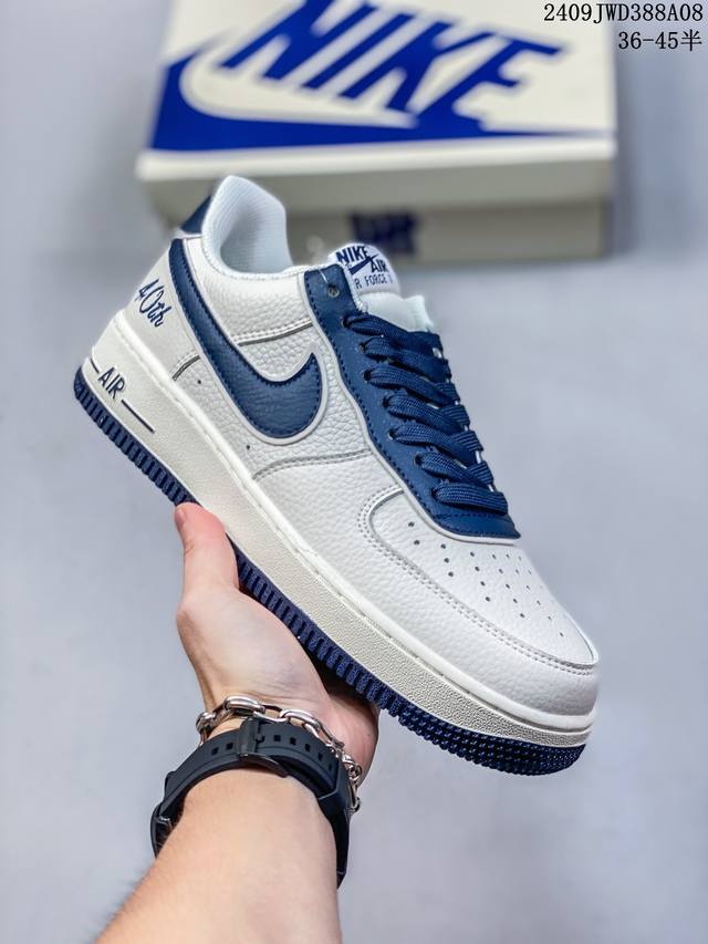 公司级带半码 耐克 Nike Air Force 1 '07 Low 空军一号含气垫 低帮百搭厚底增高休闲运动板鞋。柔软、弹性十足的缓震性能和出色的中底设计，横