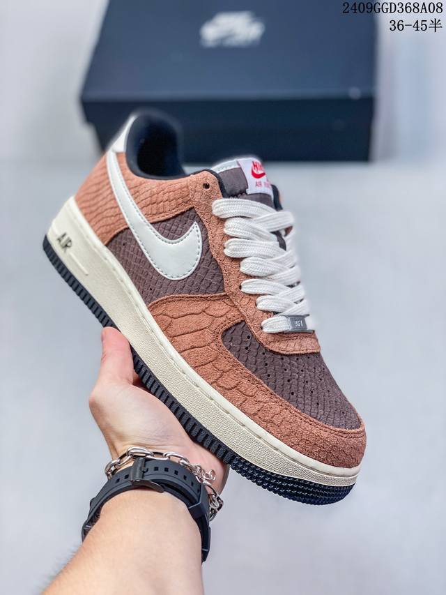 公司级带半码 耐克 Nike Air Force 1 '07 Low 空军一号含气垫 低帮百搭厚底增高休闲运动板鞋。柔软、弹性十足的缓震性能和出色的中底设计，横