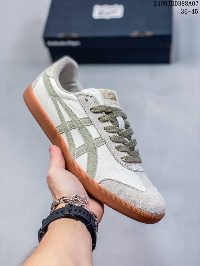 Onitsuka Tiger Tokuten 鬼冢虎 德训低帮休闲板鞋 货号：1183A862-104 鞋款灵感来源于80年代的室内用鞋 T-Toe 前足补强设