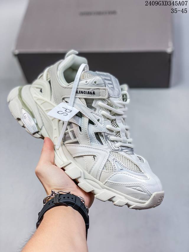 36-46 balenciaga 巴黎世家 男女鞋升级品质版，原版一致配件防尘袋及附送鞋带，全部采用原档案原楦数据开发，1:1比例克重，原装全掌升级乳胶鞋垫设计