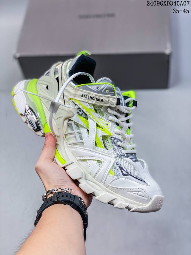 36-46 balenciaga 巴黎世家 男女鞋升级品质版，原版一致配件防尘袋及附送鞋带，全部采用原档案原楦数据开发，1:1比例克重，原装全掌升级乳胶鞋垫设计