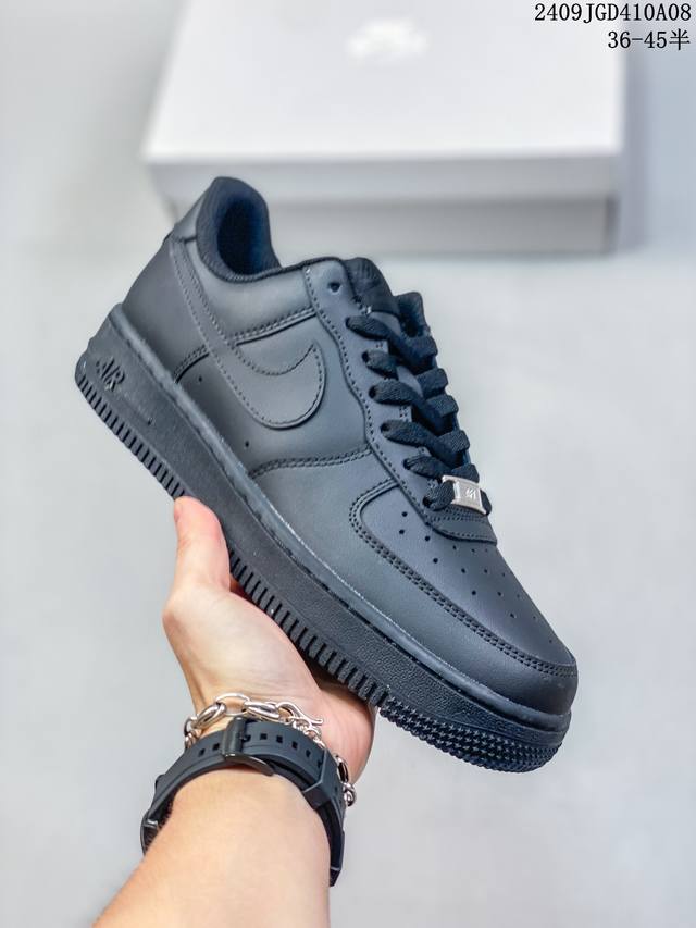 公司级带半码 耐克 Nike Air Force 1 '07 Low 空军一号含气垫 低帮百搭厚底增高休闲运动板鞋。柔软、弹性十足的缓震性能和出色的中底设计，横