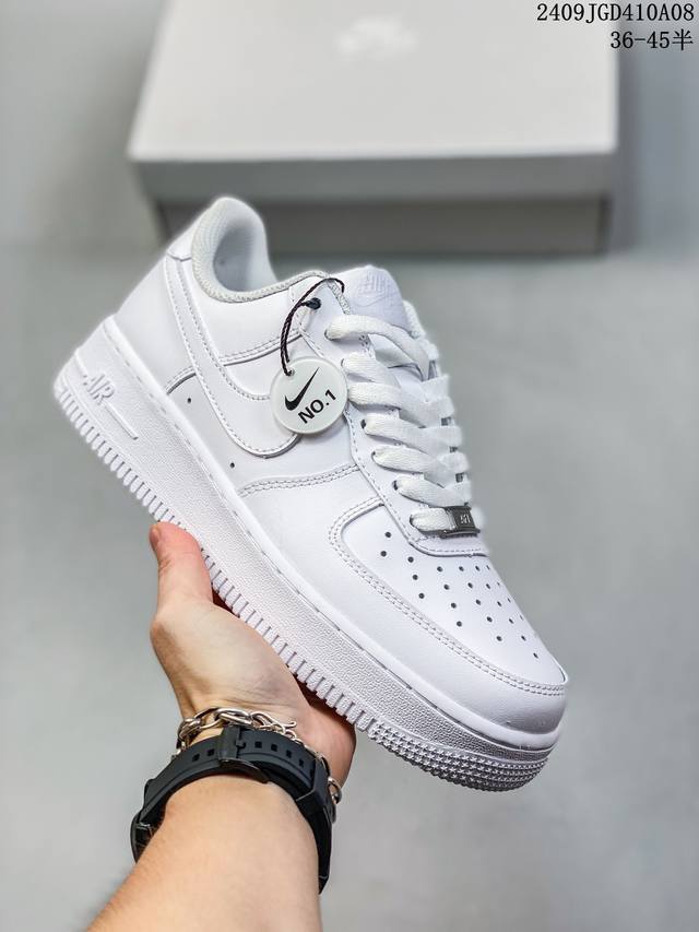 公司级带半码 耐克 Nike Air Force 1 '07 Low 空军一号含气垫 低帮百搭厚底增高休闲运动板鞋。柔软、弹性十足的缓震性能和出色的中底设计，横