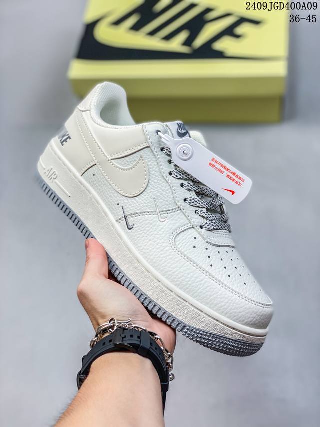 耐克 Nike Air Force 1 '07 Low 空军一号含气垫 低帮百搭厚底增高休闲运动板鞋。柔软、弹性十足的缓震性能和出色的中底设计，横跨复古与现代的